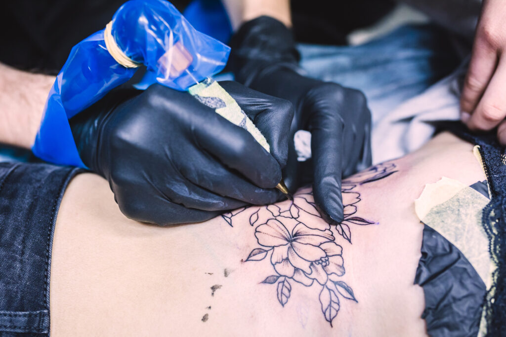 image représentant une personne qui se fait tatouer